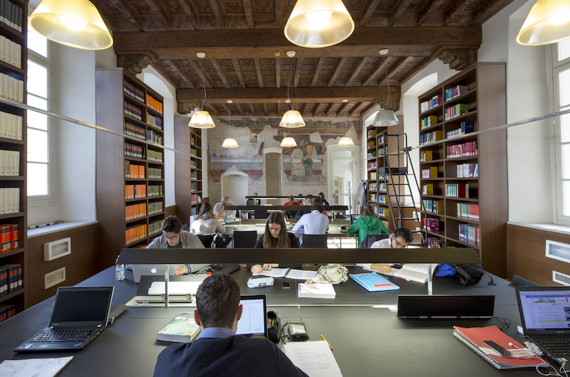 Studenti seduti nella Biblioteca Economia e Giurisprudenza