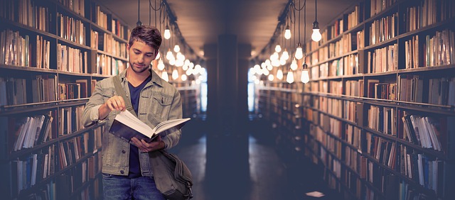 Studente in biblioteca