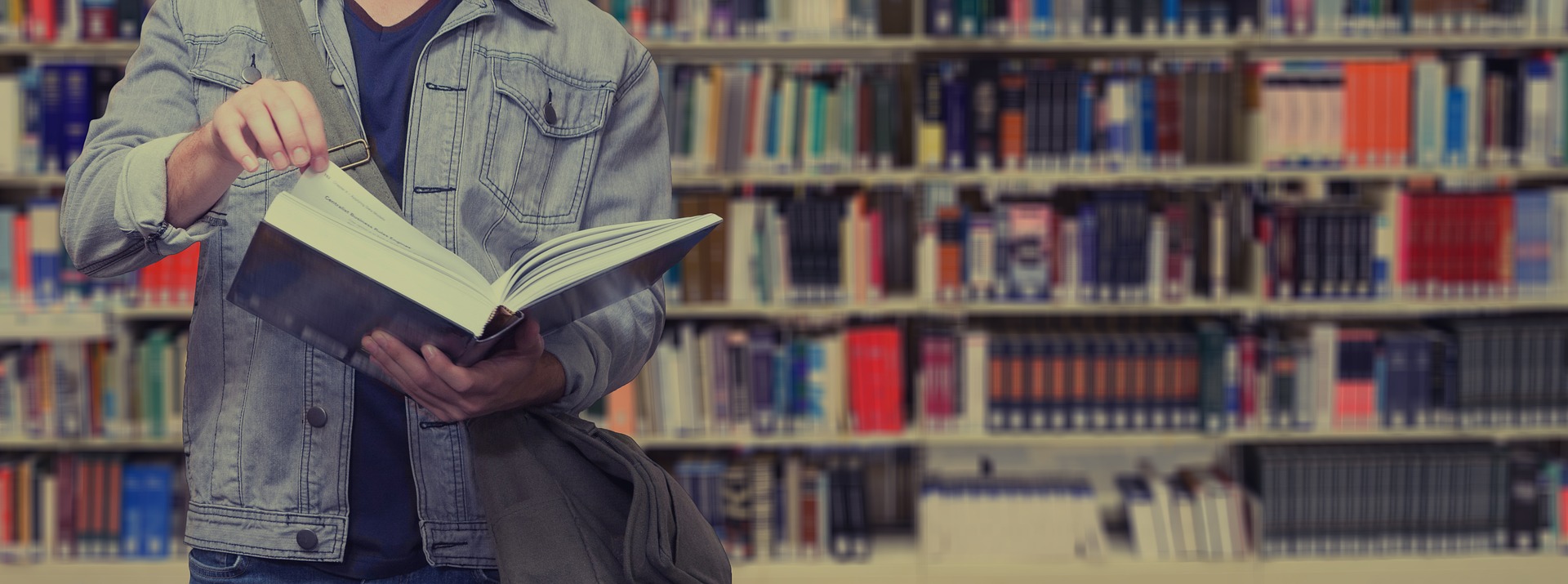 Studente in biblioteca