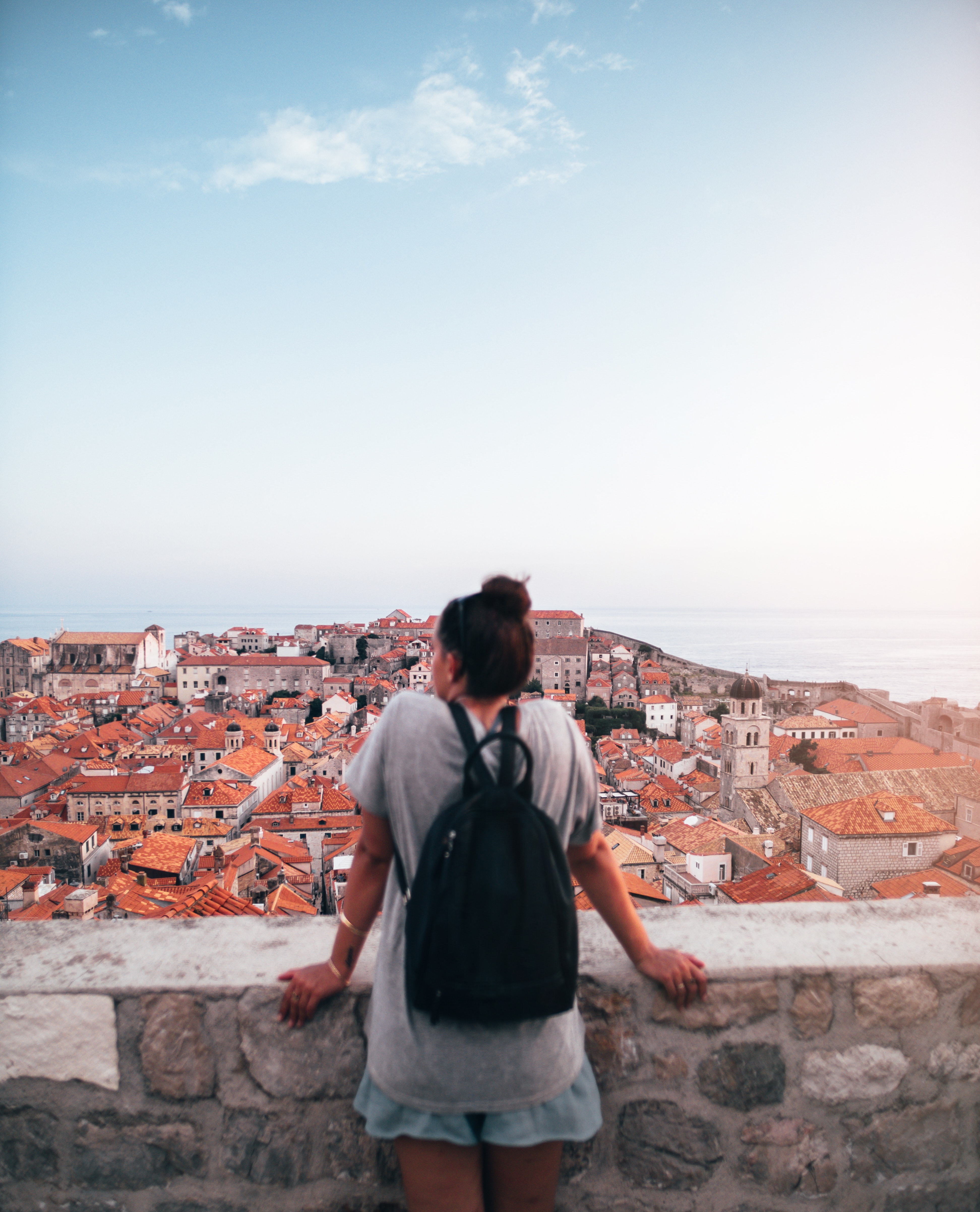 Ragazza osserva la vista di una città