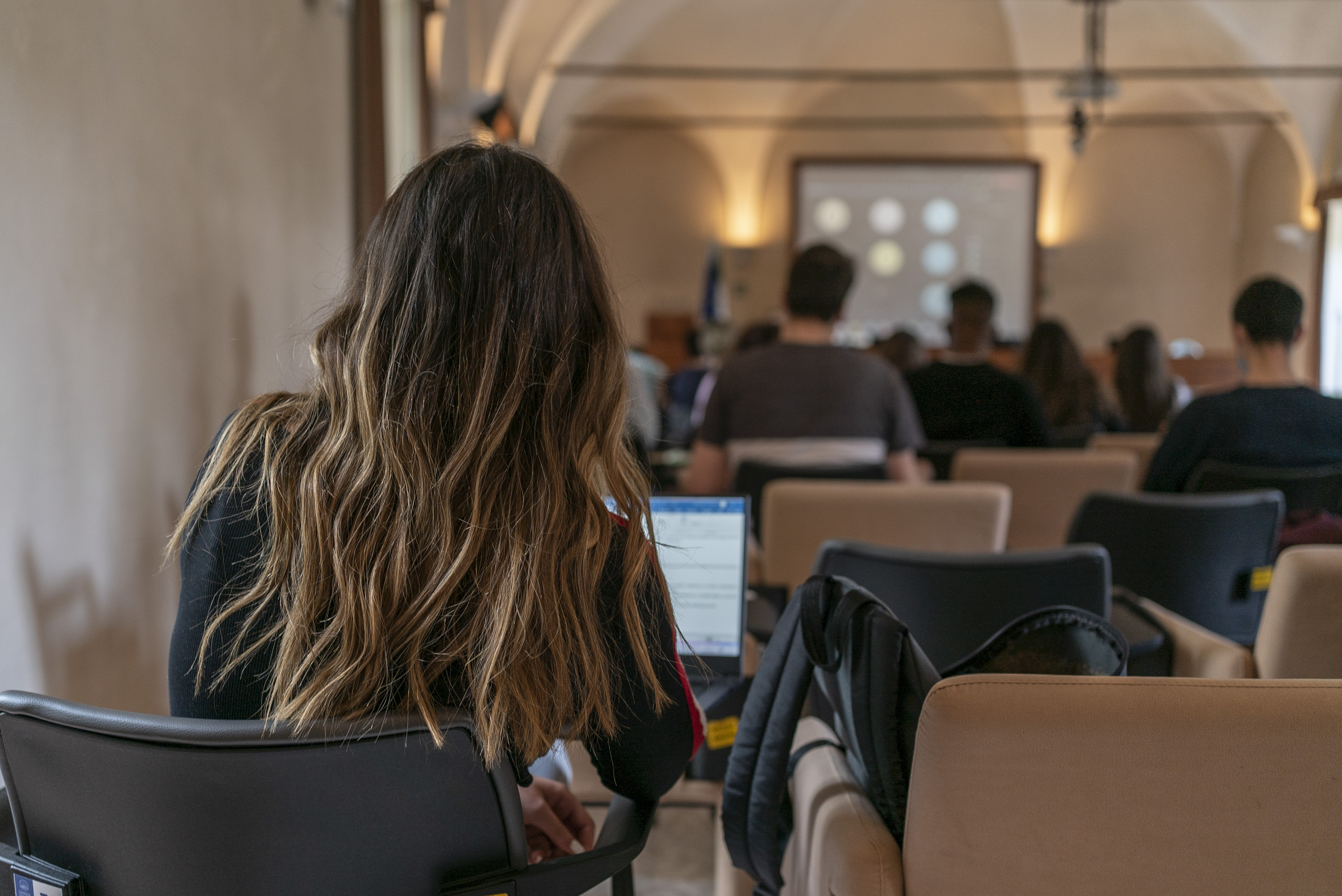 Studentessa in aula magna