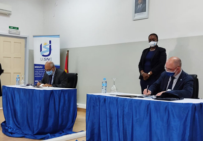 Professor Castelli firma l'accordo di cooperazione tra la nostra Università e l'Università Save (Mozambico)