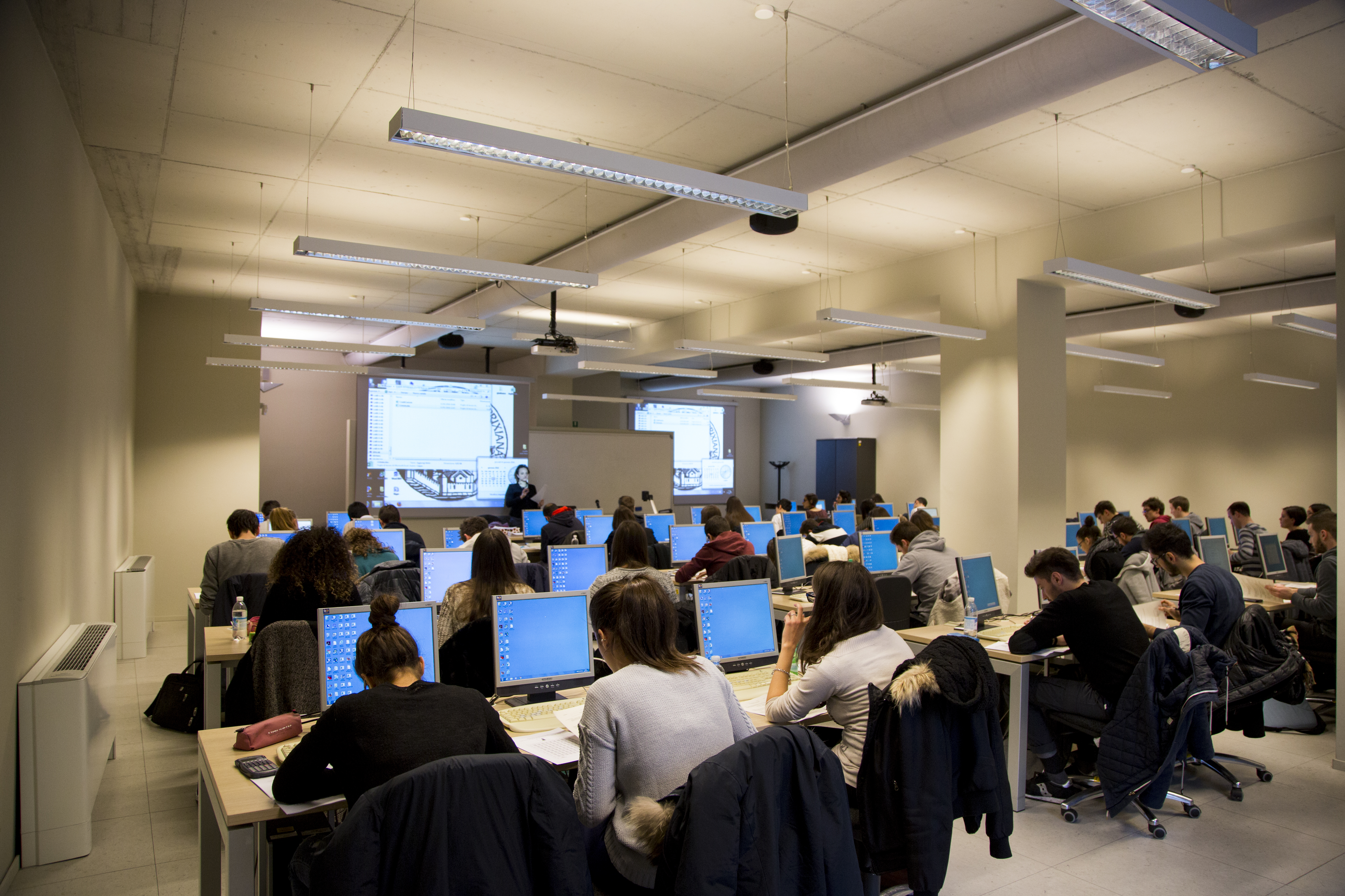 Aula informatica con studenti