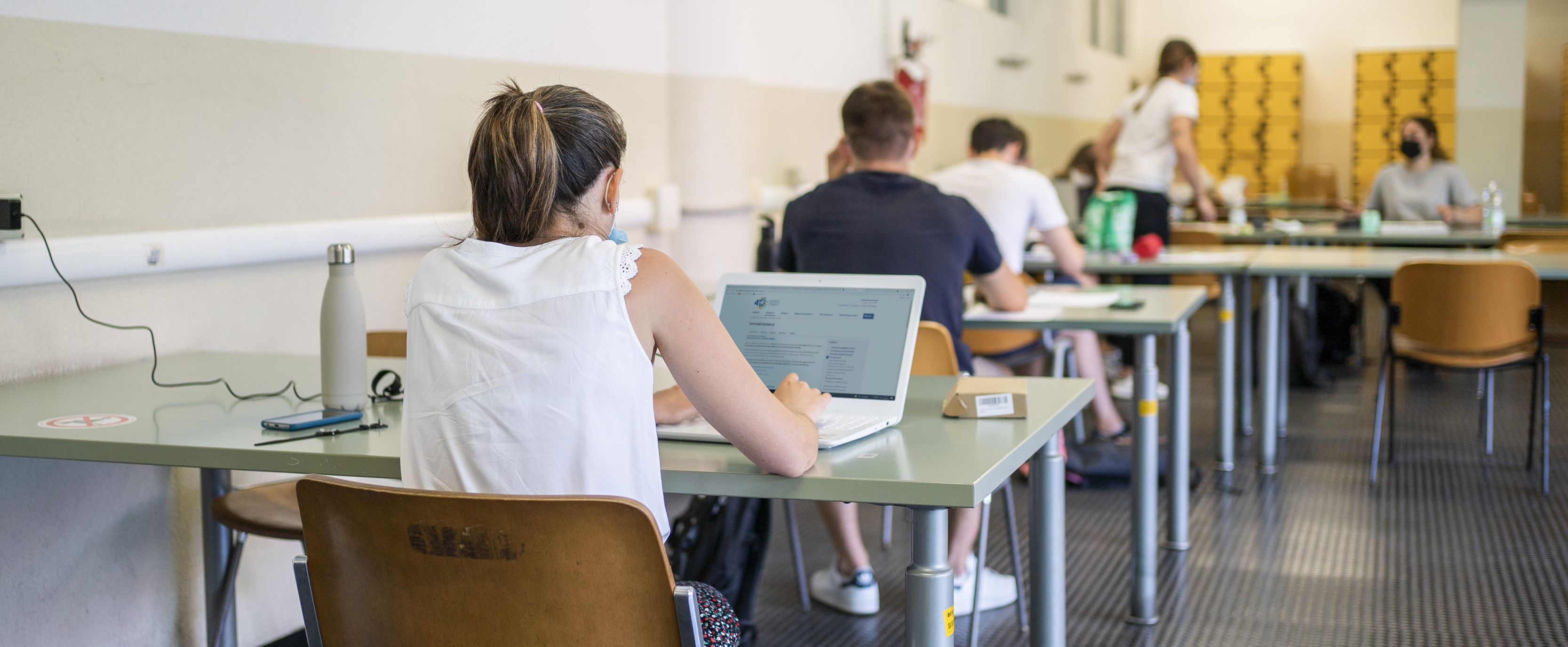 Ragazza in aula che scrive al pc