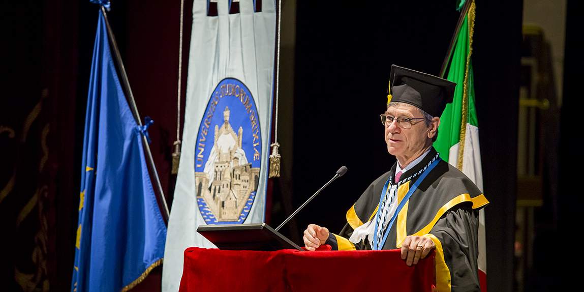 Jeffrey D. Sachs durante la cerimonia di conferimento della Laurea Honoris Causa