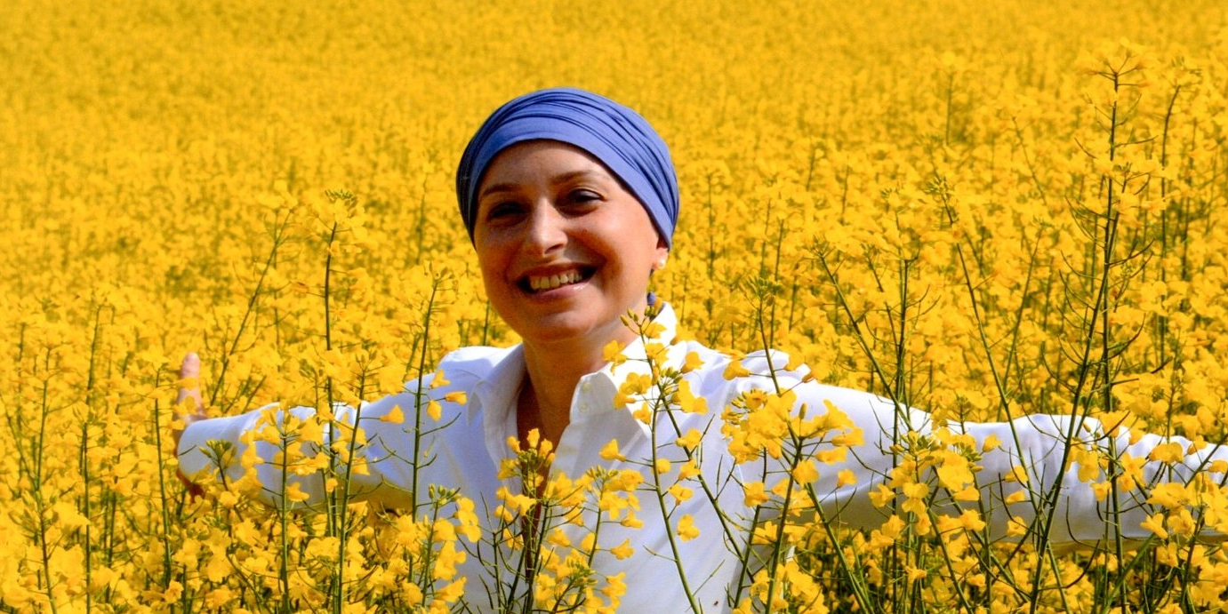 Alessandra Bono in un campo di fiori