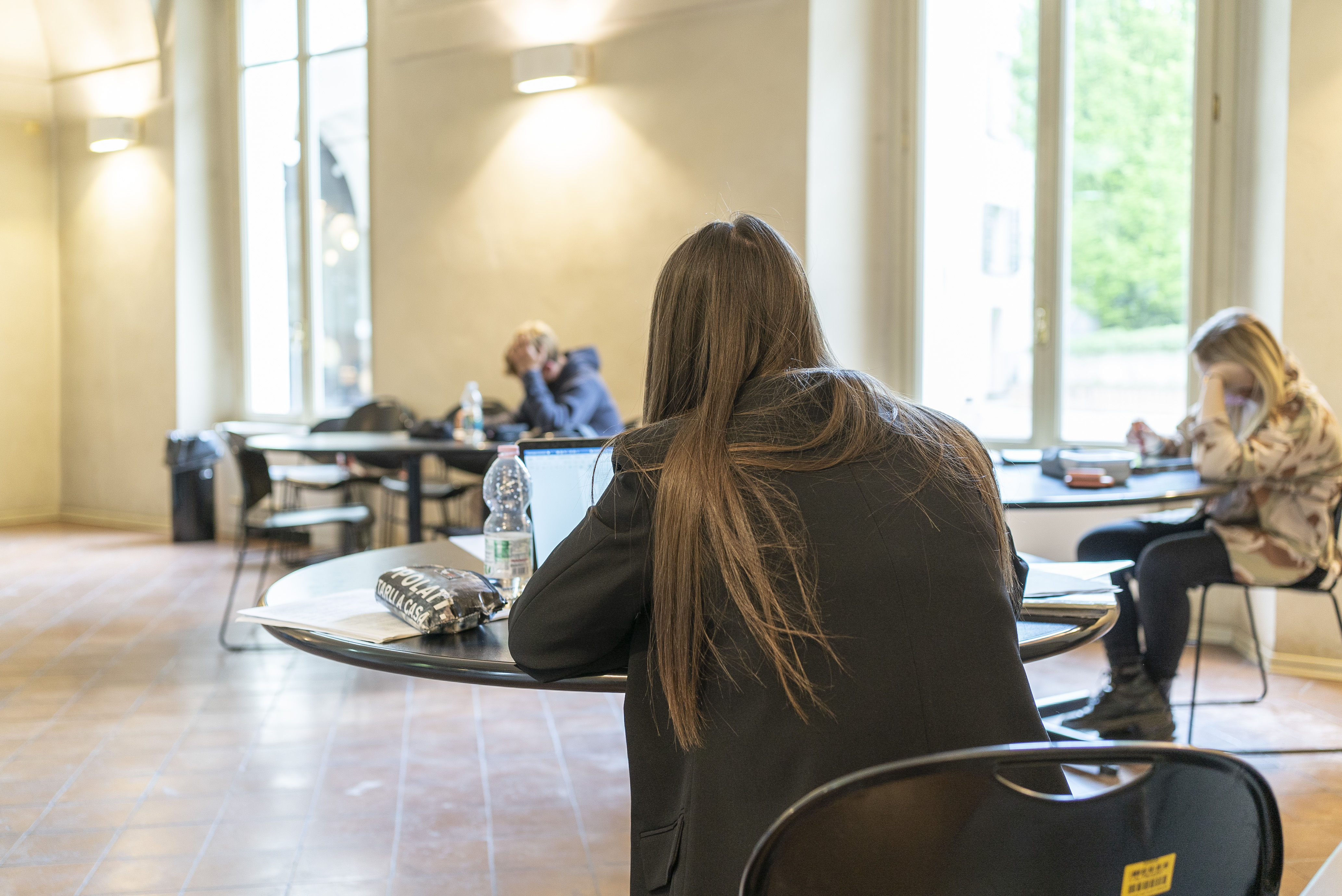 Studentessa in aula studio seduta ad un tavolo