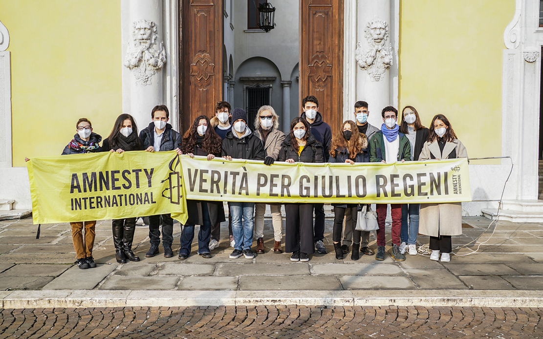 Rappresentanti degli studenti con lo striscione in ricordo di Giulio Regeni davanti alla facciata del Rettorato