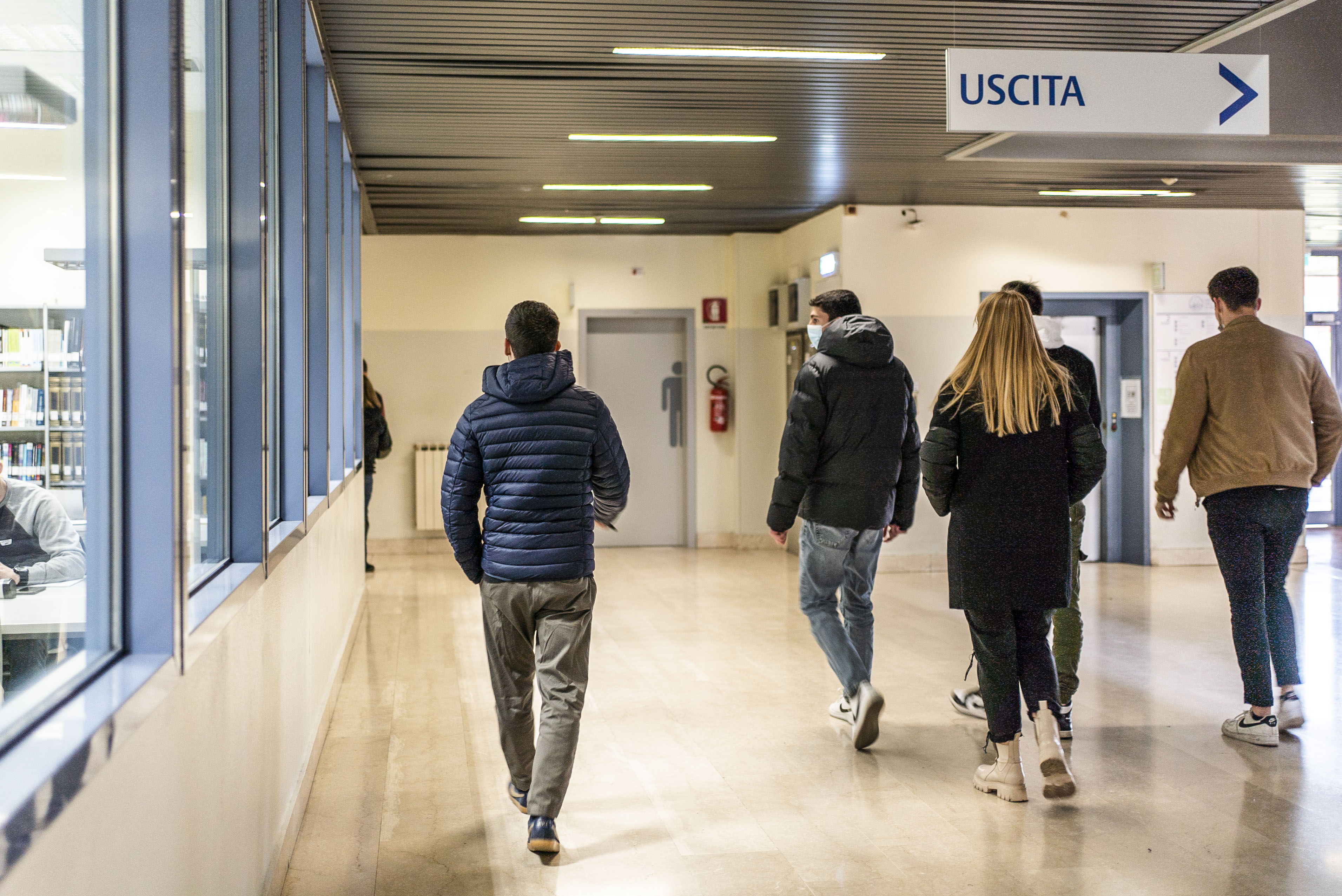 Studenti che camminano per ingegneria