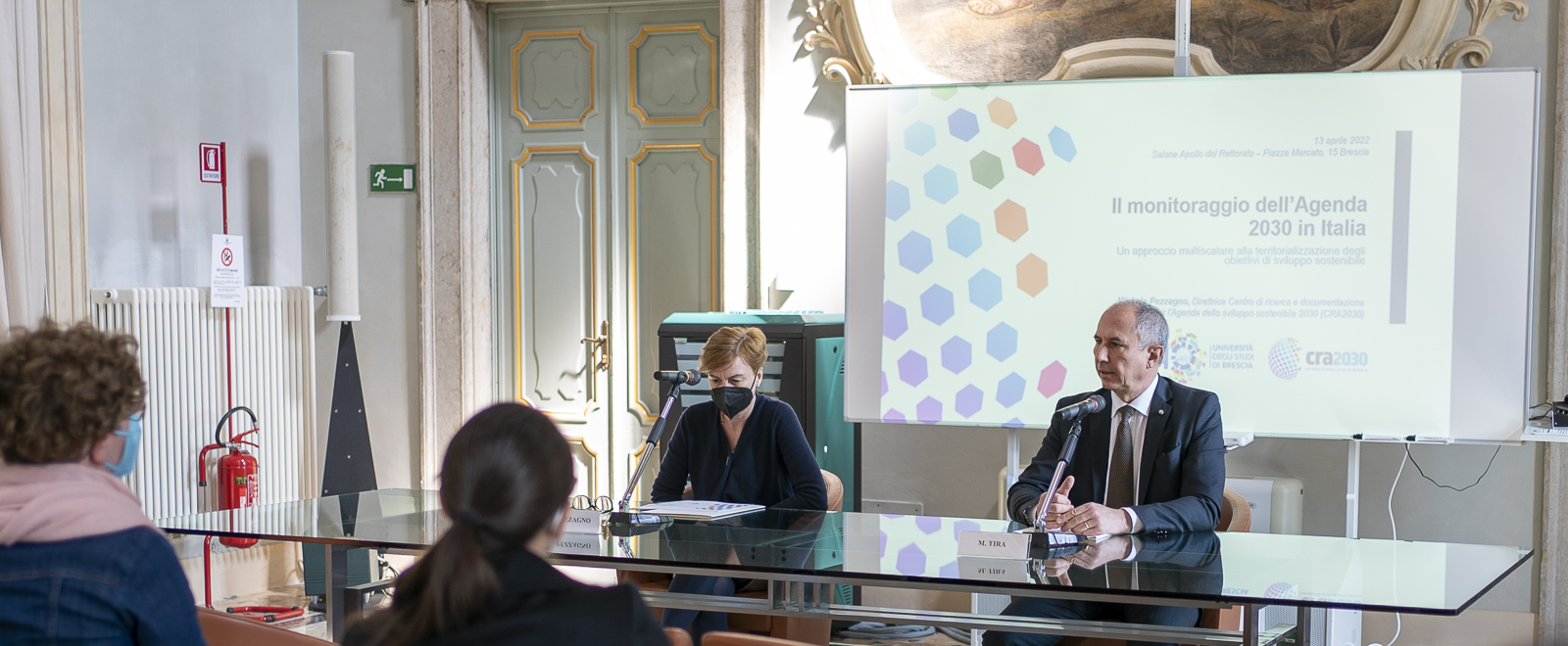 La prof.ssa Pezzagno e il Rettore al tavolo dei relatori della conferenza stampa sulla presentazione della prima pubblicazione del CRA2030