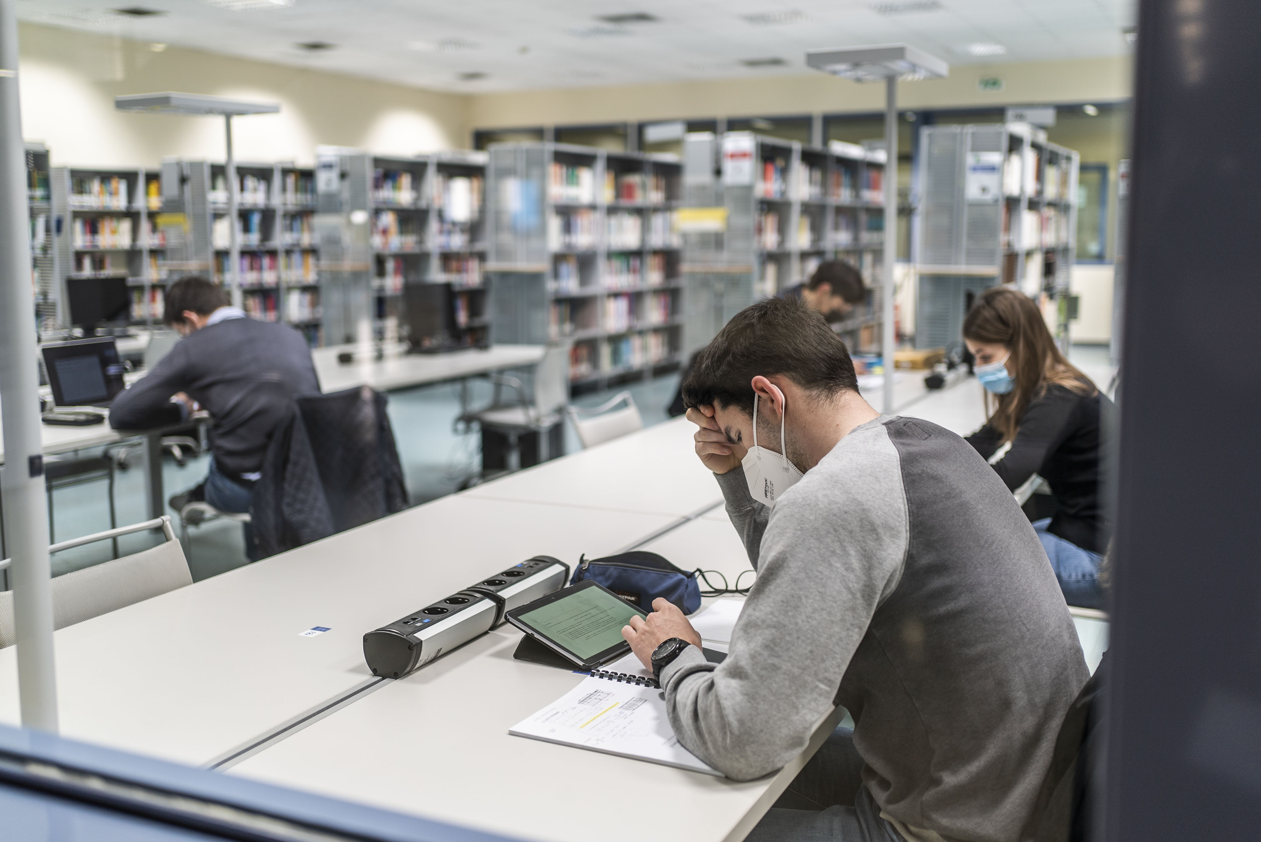 Studenti di ingegneria in biblioteca