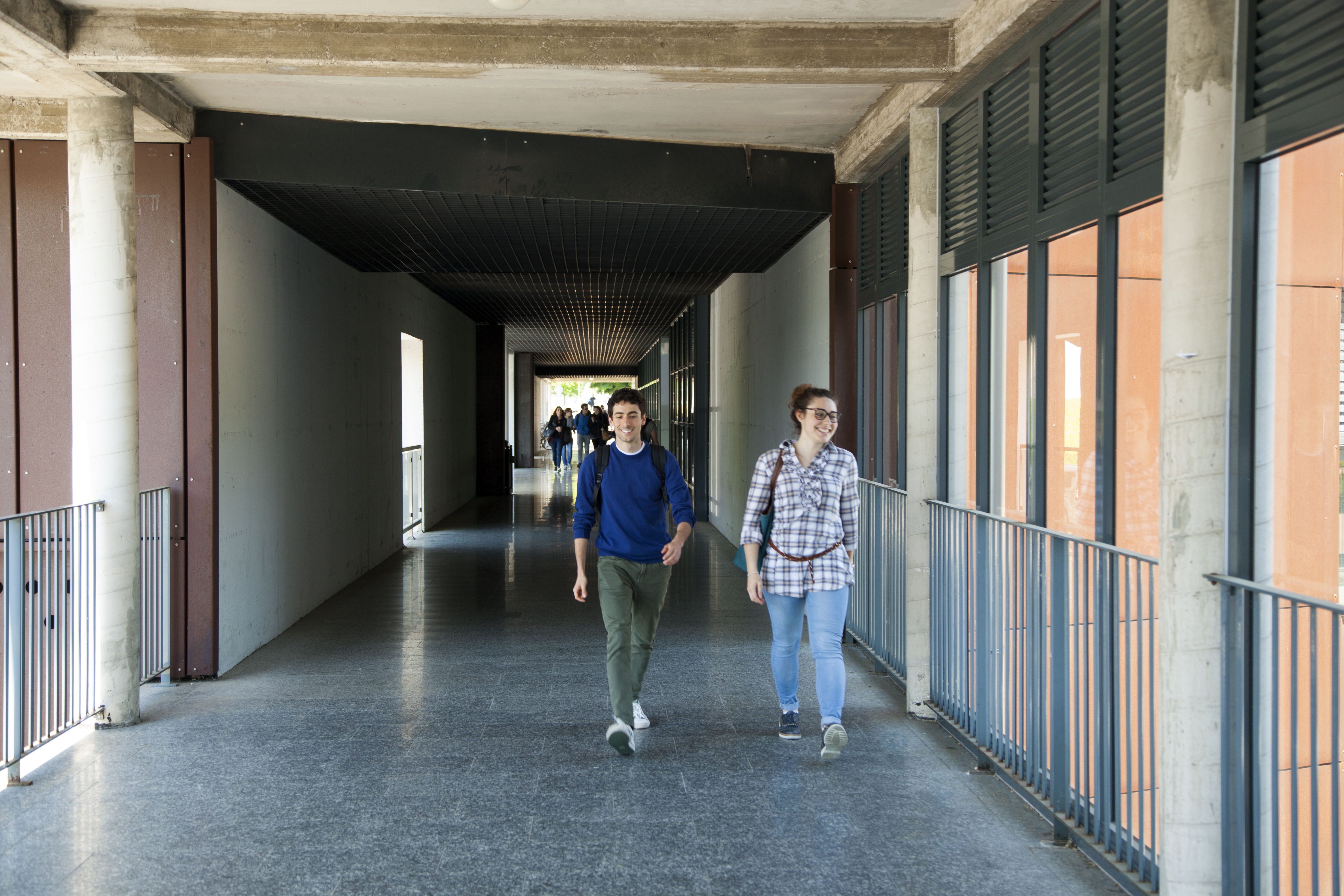 Studenti fuori dall'edificio Polifunzionale