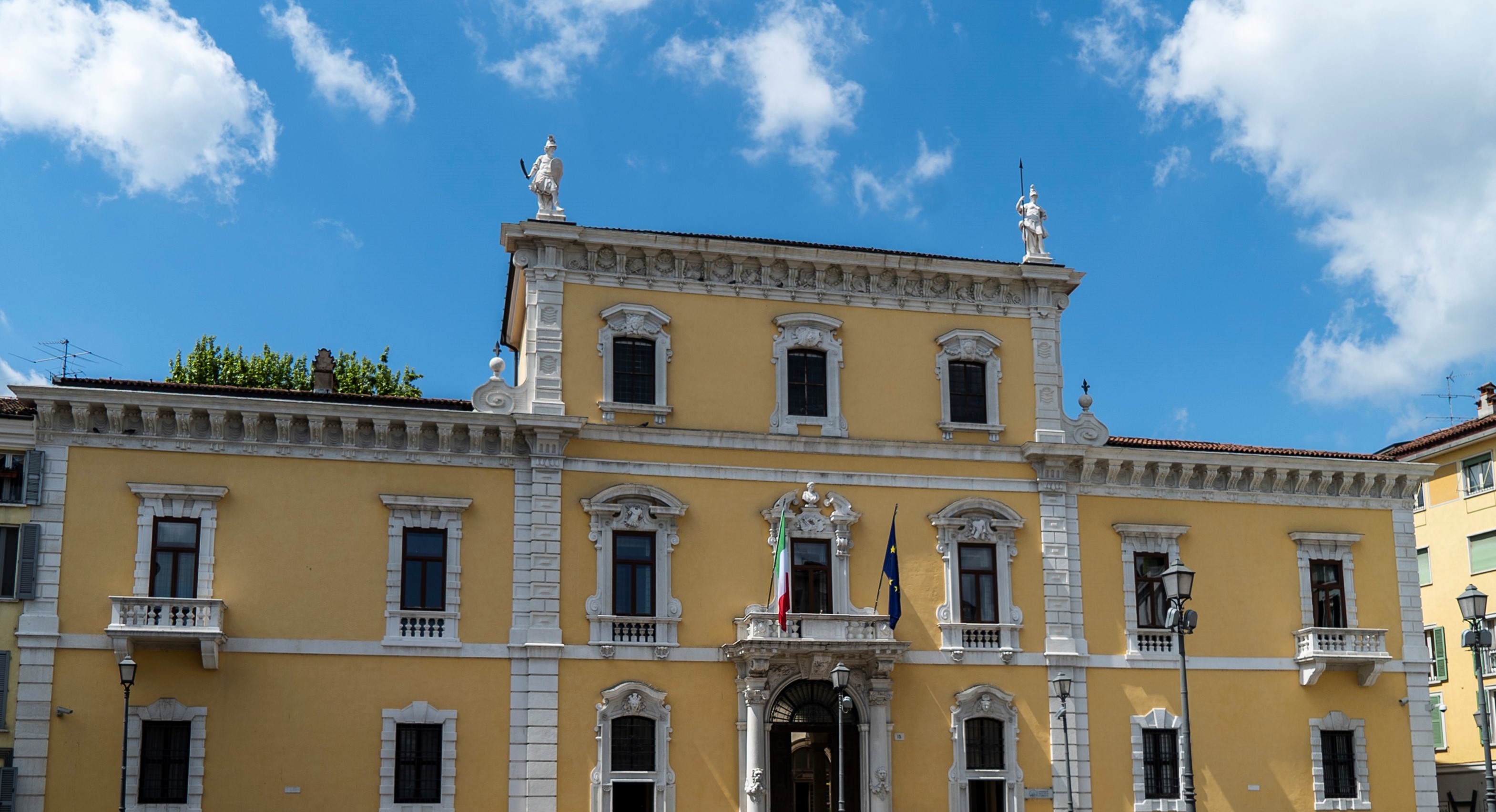 Rettorato con bandiere a mezz'asta
