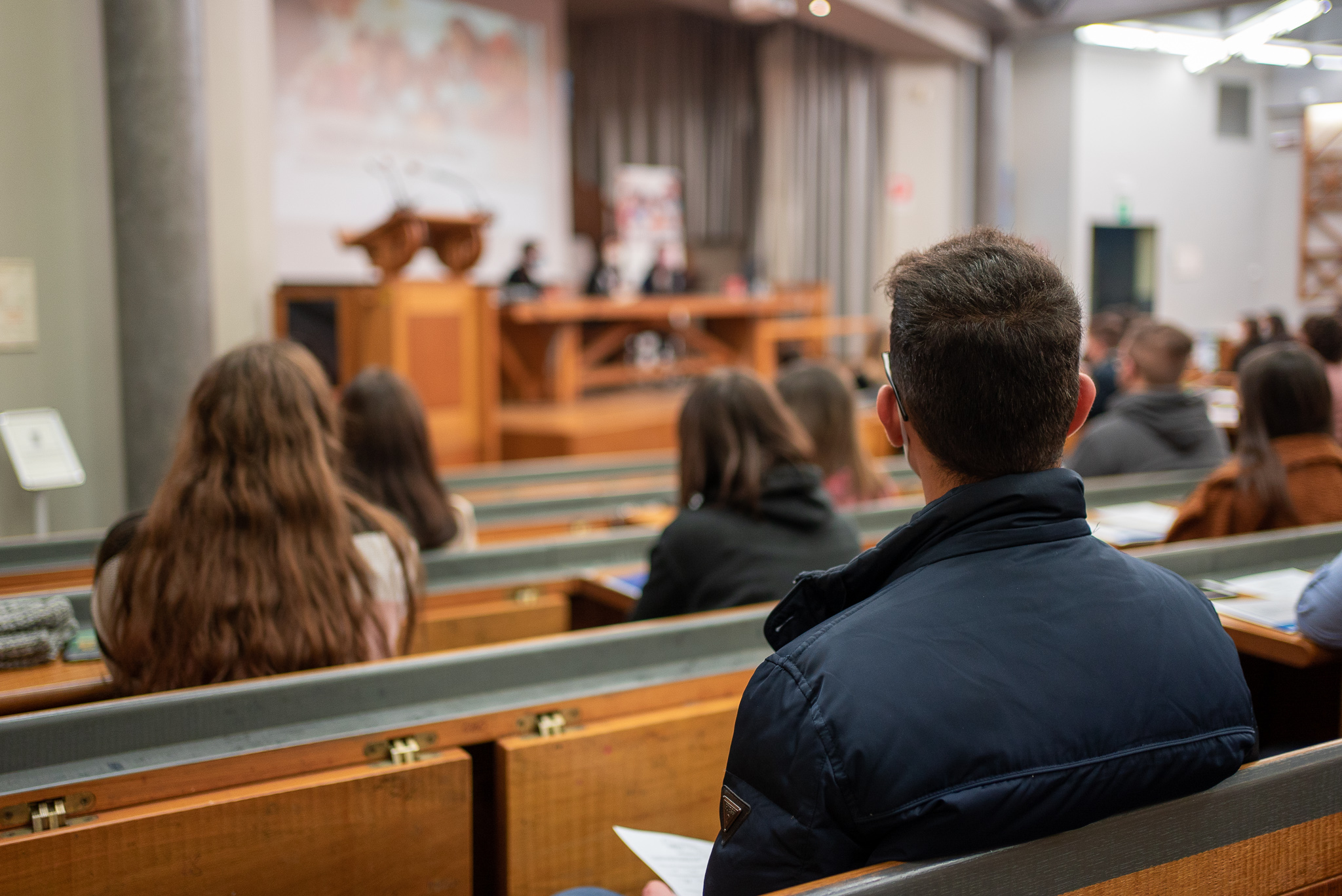 Aula, spettatori di spalle