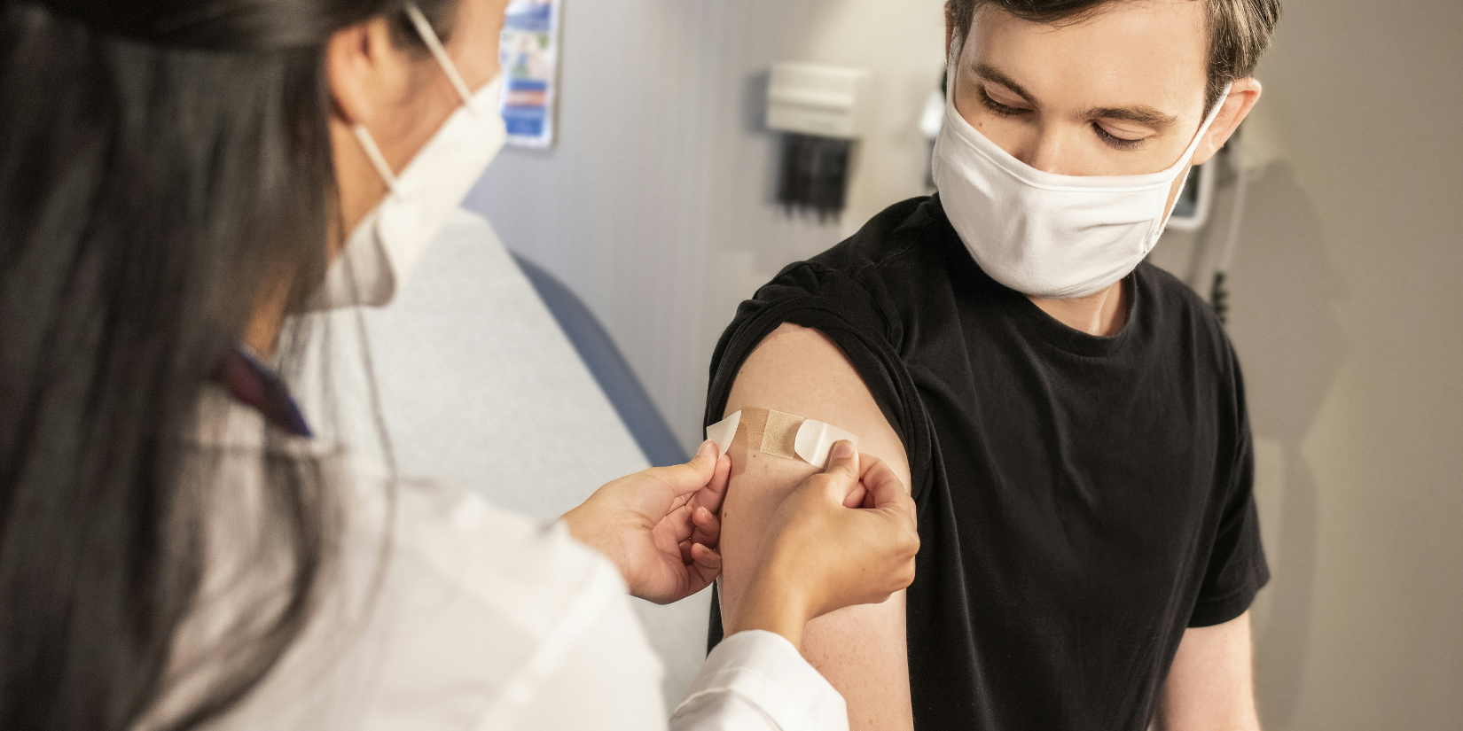 Un operatore sanitario esegue la vaccinazione ad un ragazzo