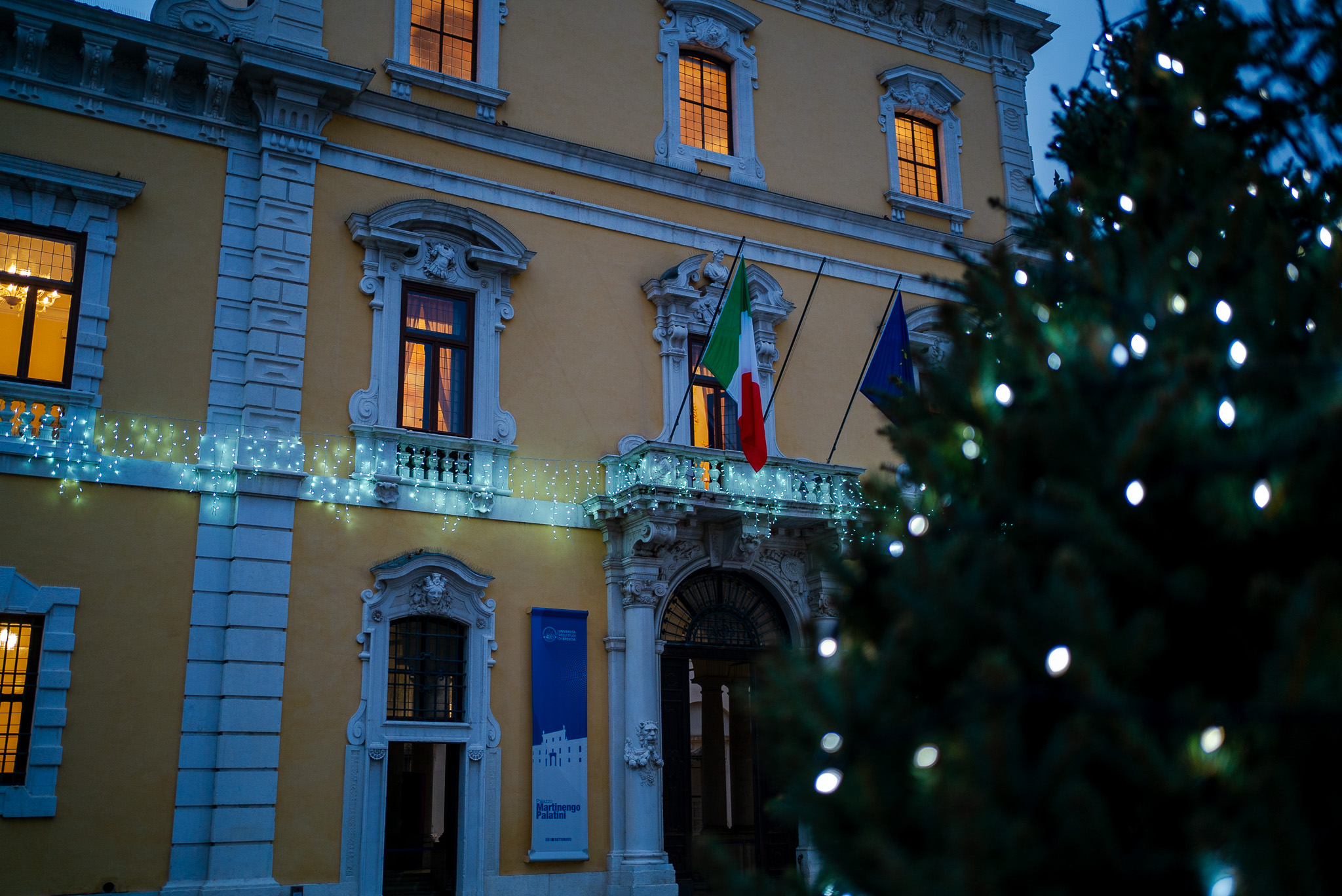 rettorato con luci natalizie e albero