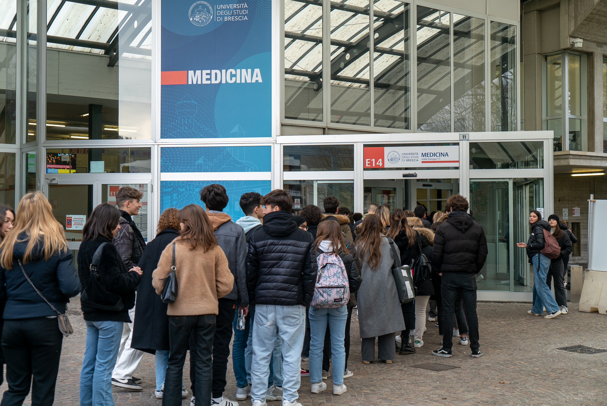 studenti all'ingresso di medicina