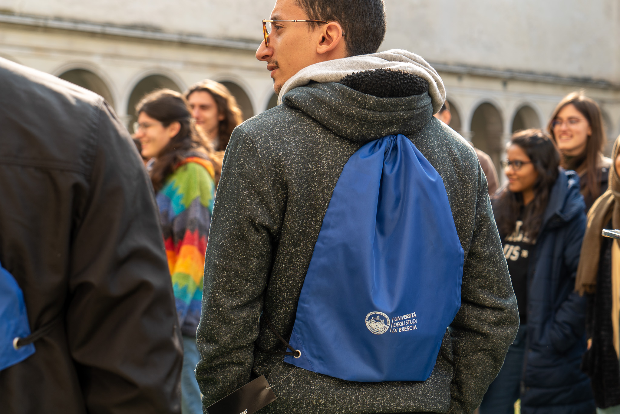 Studente con zainetto unibs