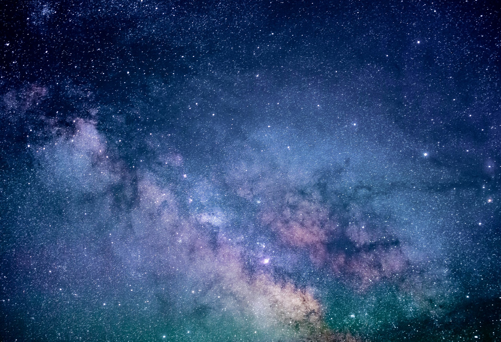 immagine dello spazio cosmico infinito, ammassi di stelle e nebulose