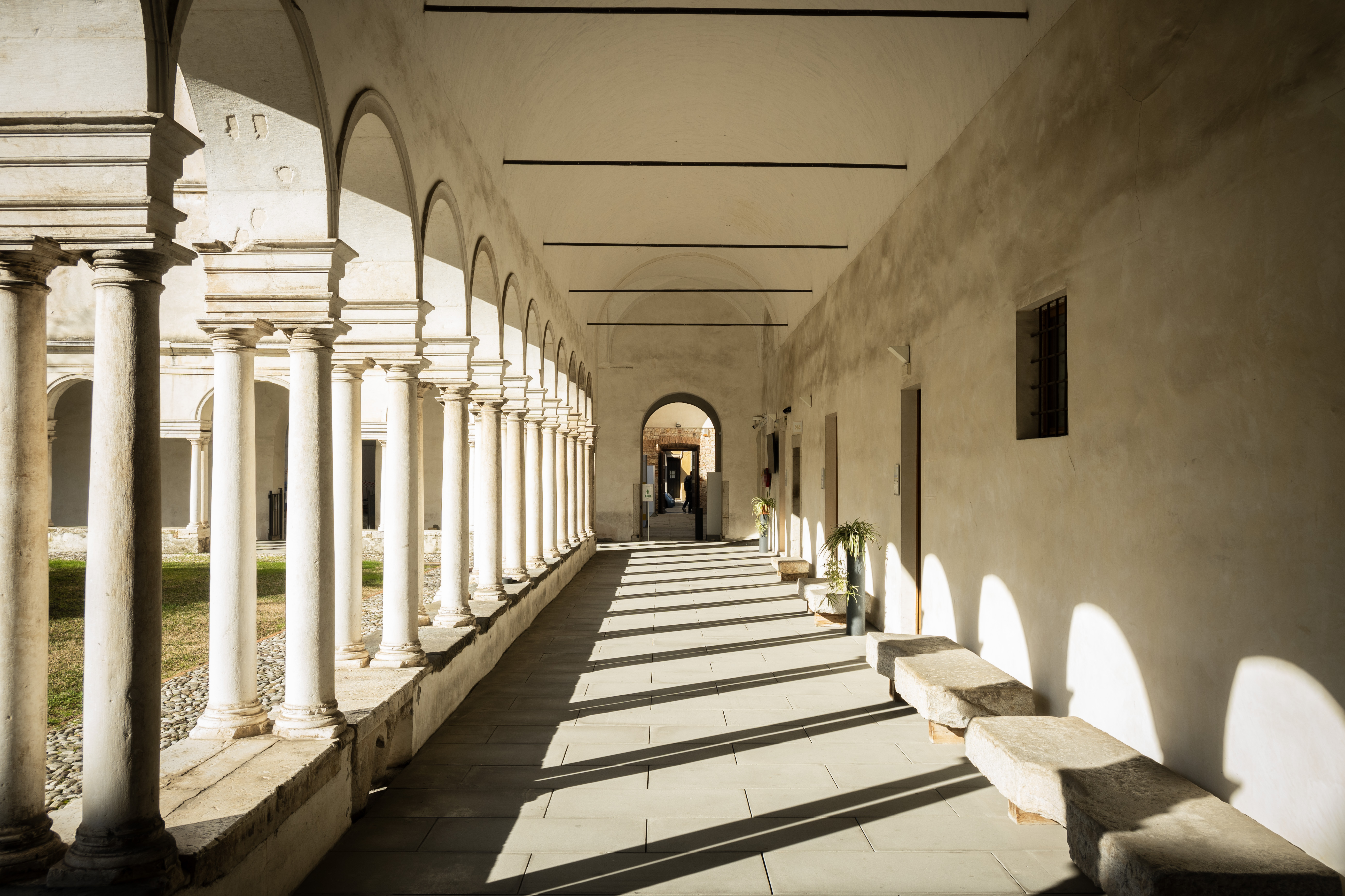 corridoio chiostro grande san faustino economia