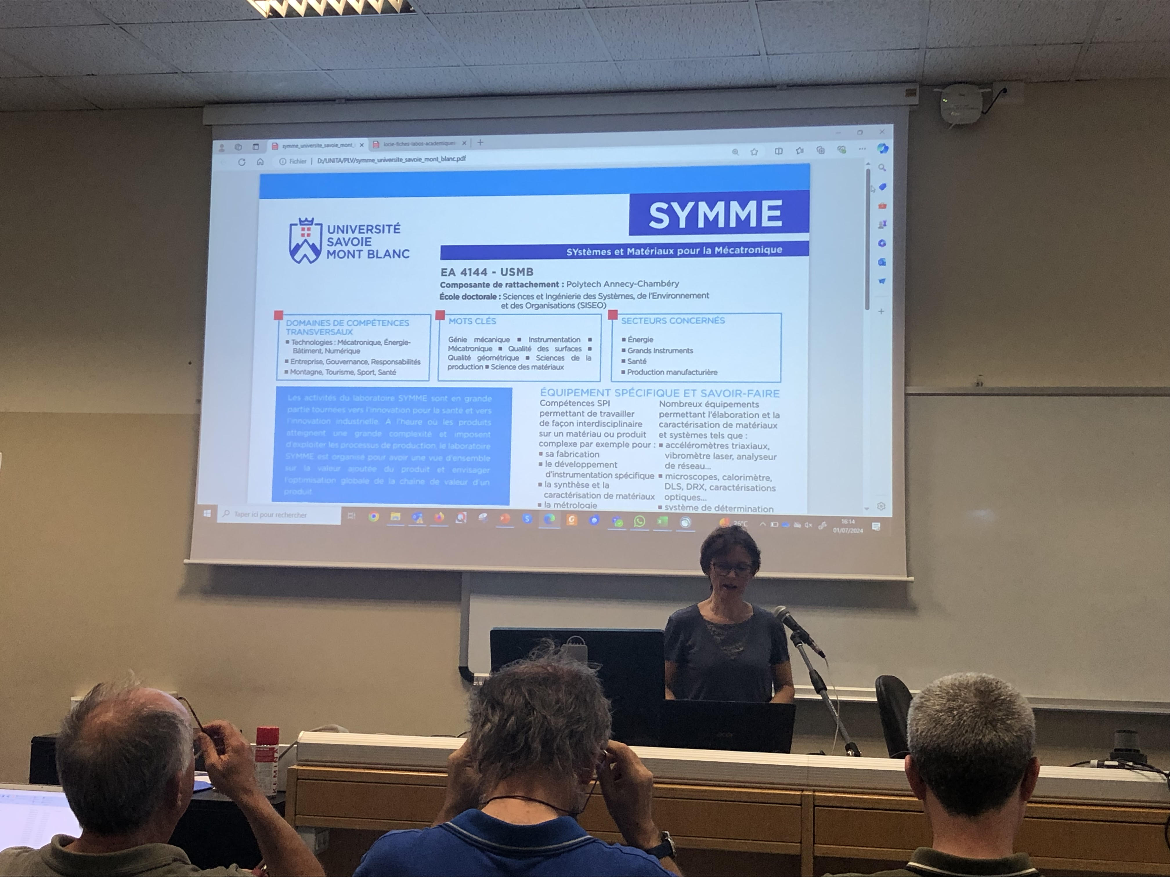 tre docenti ascoltano presentazione della professoressa