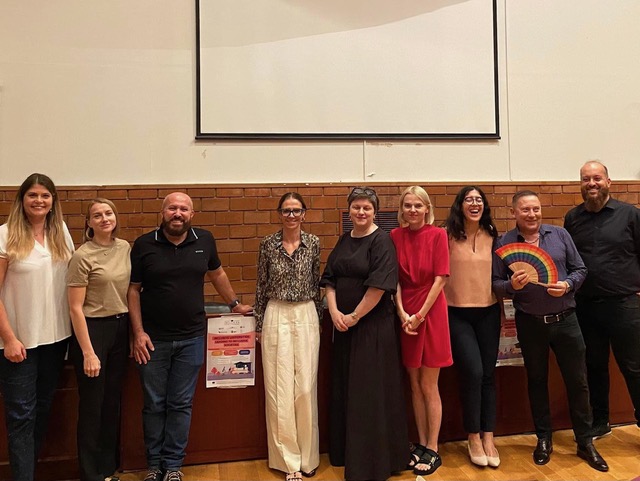 Gruppo di persone in fila 