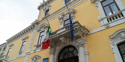 Rettorato bandiere a mezz'asta