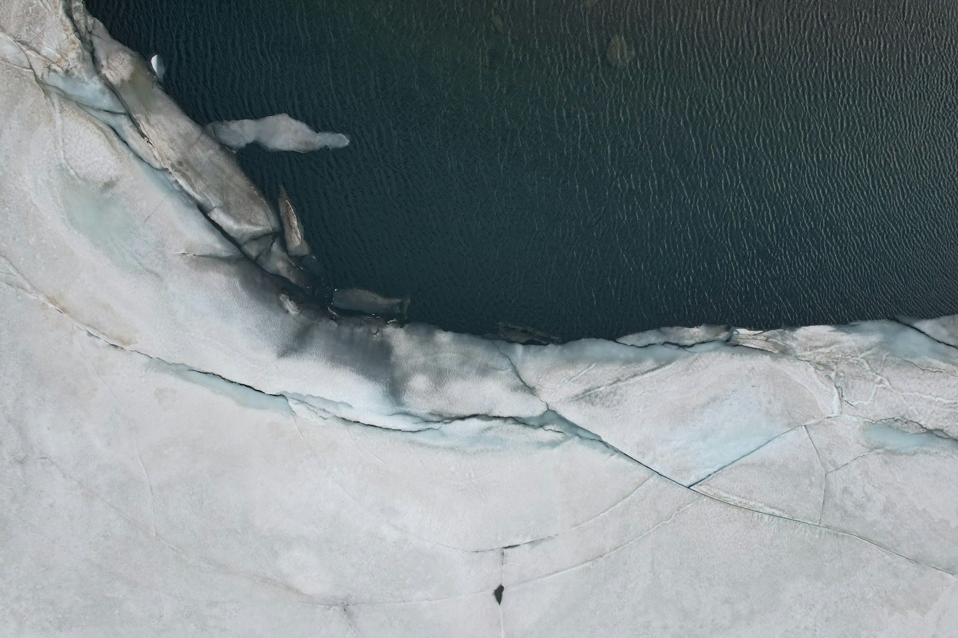 un grande iceberg si fonde nell'oceano, dando senz'altro l'idea dei rischio climatico e dell'ineluttabilità del riscaldamento globale