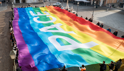 Bandiera della pace in piazza Mercato