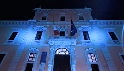 Rettorato illuminato di blu