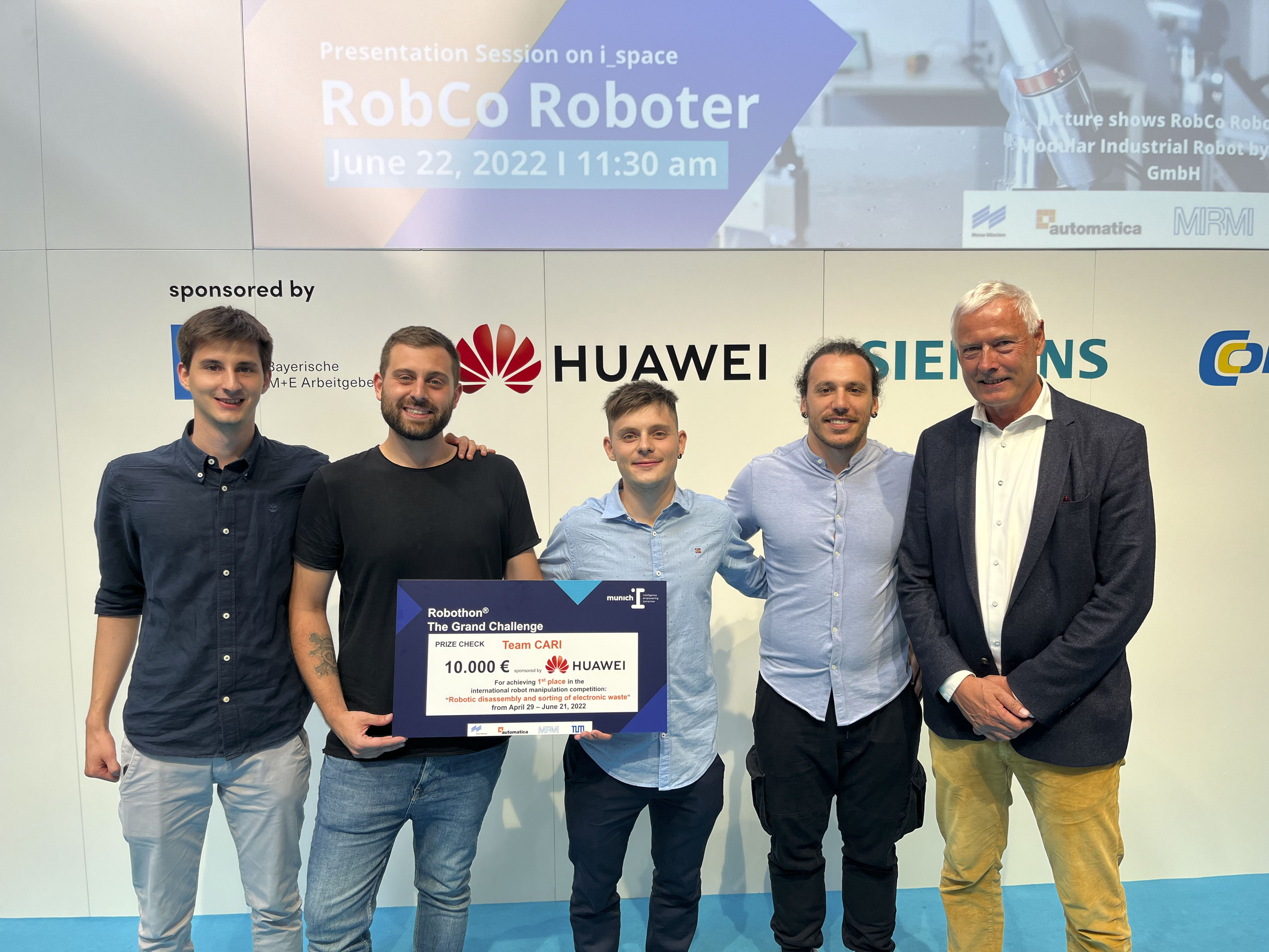 Samuele Sandrini, Roberto Pagni, Cesare Tonola e Michele Delledonne premiati da uno degli organizzatori