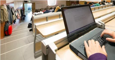 Mani su un computer portatile
