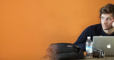ragazzo che pensa davanti al computer