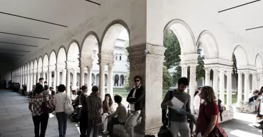 Studenti nel chiostro di san faustino