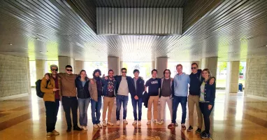Gruppo di studenti all'ingresso di Ingegneria