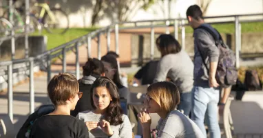 campus studentesse sedute