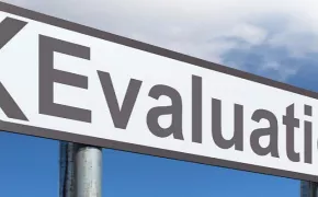 Freccia con etichetta "Evaluation"