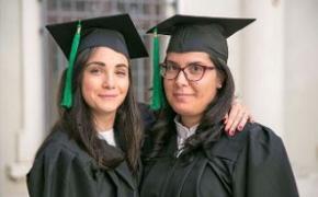 Due ragazze laureate