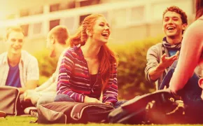 Studenti seduti in un prato