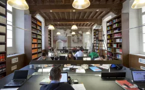 Studenti seduti nella Biblioteca Economia e Giurisprudenza