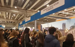 Ragazzi allo stand dell'università