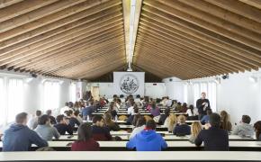 Studenti in aula a Economia