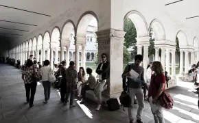 Studenti nel chiostro di san faustino