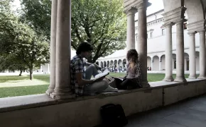 studenti nel Chiostro di San Faustino