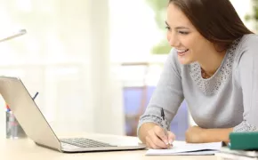Studentessa con computer