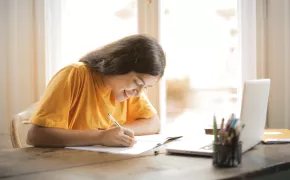 Ragazza con computer