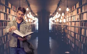 Studente in biblioteca