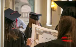 Laureati con pergamena