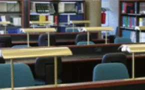 Sedie e tavoli di una biblioteca