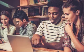 quattro studenti davanti al computer